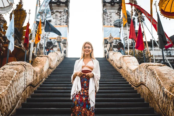 Eine Frau Vor Den Alten Toren Pura Lempuyang Bali Indonesien — Stockfoto