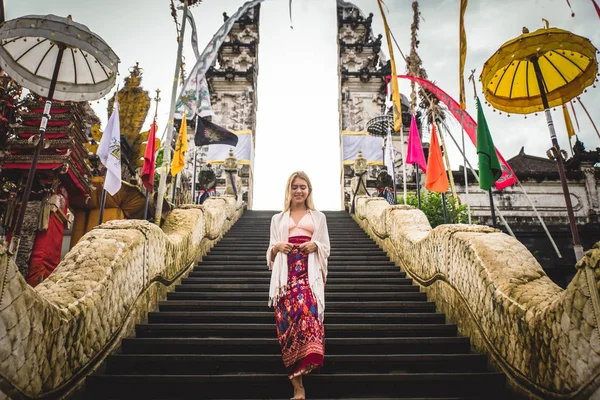 Kvinna vid Pura Lempuyang Temple i Bali — Stockfoto