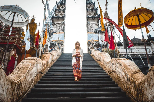 Kvinna vid Pura Lempuyang Temple i Bali — Stockfoto