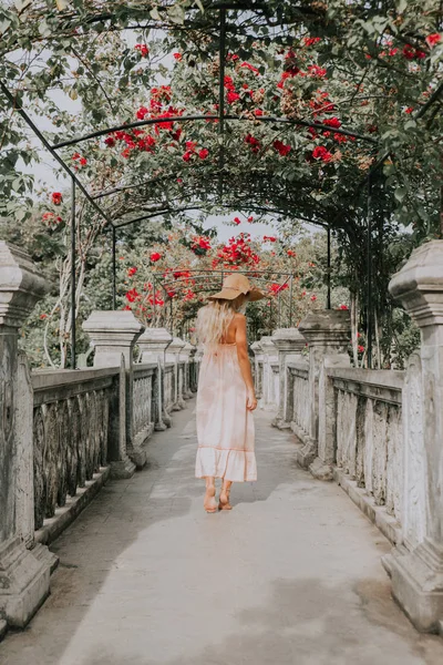 Vacker flicka på Vattenpalatset i Bali — Stockfoto