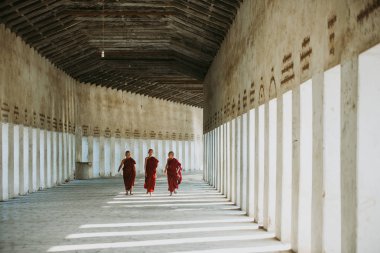 Mandalay, Myanmar. 1 Mart 2019. Çocuk rahipler zaman harcama