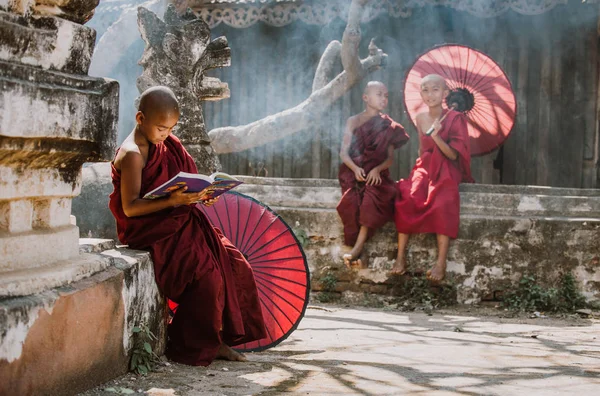 BAGAN, MYANMAR. 28 de febrero de 2019. Retrato de la pequeña bu local —  Fotos de Stock