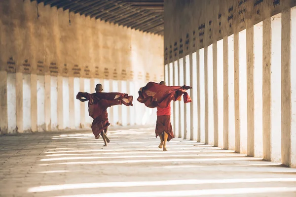 I bambini monaci passano del tempo insieme. Nei miei figli il personale — Foto Stock