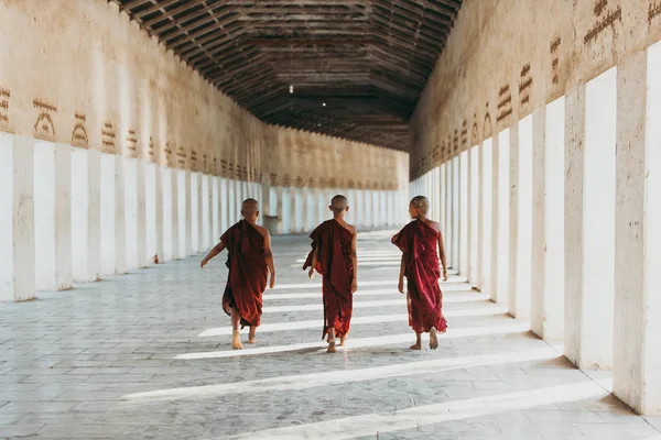 Mandalay, Myanmar. 1 Mart 2019. Çocuk rahipler zaman harcama — Stok fotoğraf