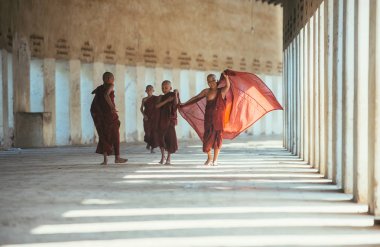 Mandalay, Myanmar. 1 Mart 2019. Çocuk rahipler zaman harcama