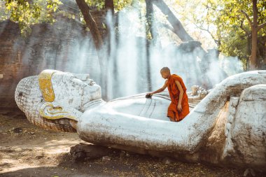 Mandalay, Myanmar. 2 Mart 2019. Çocuk rahibi temizlik ve p