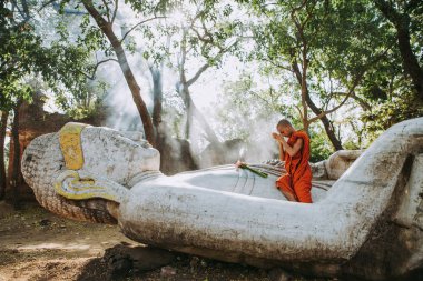 Mandalay, Myanmar. 2 Mart 2019. Çocuk rahibi temizlik ve p