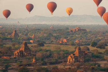 Bagan, Myanmar tapınak tarihi sitenin aeial görünümü. Pago