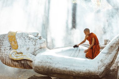 Mandalay, Myanmar. 2 Mart 2019. Çocuk rahibi temizlik ve p