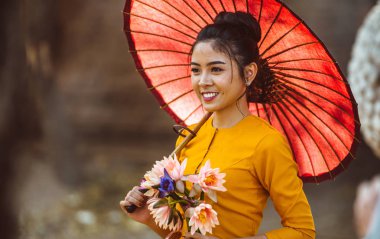 Myanmar visiti Burma geleneksel elbise ile güzel kadın