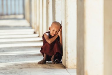 Mandalay, Myanmar. 1 Mart 2019. Çocuk rahipler zaman harcama