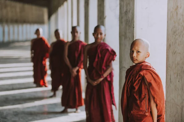 Mandalay, Myanmar. 1 maart 2019. Kinderen monniken tijd doorbrengen — Stockfoto