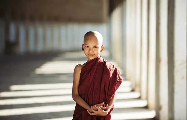 Mandalay, Myanmar. 1 marca 2019. Dzieci mnichów spędzają czas — Zdjęcie stockowe