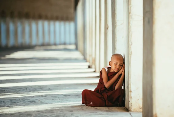 Mandalay, Myanmar. 1 marca 2019. Dzieci mnichów spędzają czas — Zdjęcie stockowe