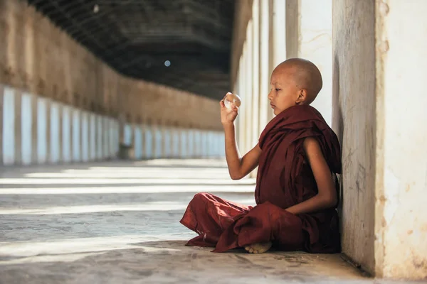 MANDALAY, MIANMAR. MARÇO 1ST 2019 Crianças monges passar o tempo — Fotografia de Stock