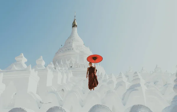 MANDALAY, HSINBYUME PAGODA, Myanmar. 1 DE MARZO DE 2019. Niños m — Foto de Stock