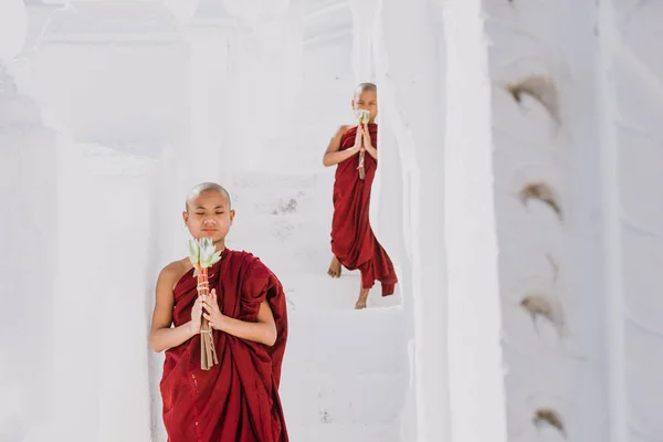 Mandalay, Hsinbyume Pagoda, Myanmar. 1 Mart 2019. Çocuk m — Stok fotoğraf