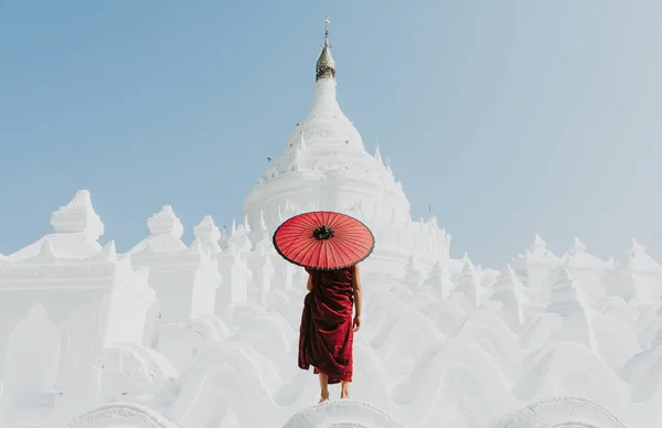 Děti, mnichové tráví čas pohromadě v pagodě. V Myanmaru — Stock fotografie