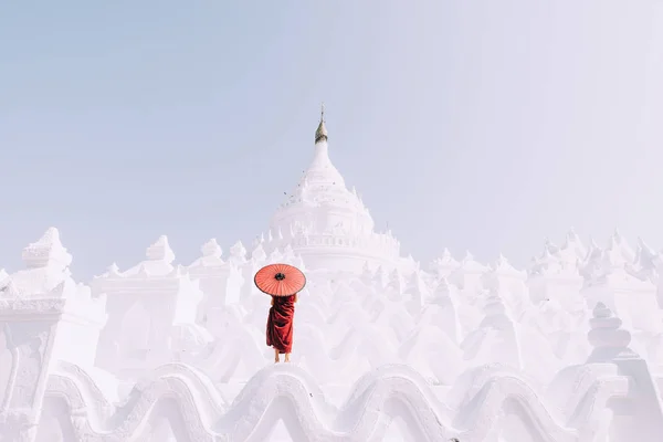 Çocuk rahipler Pagoda 'da birlikte vakit geçiriyor. Myanmar 'da — Stok fotoğraf