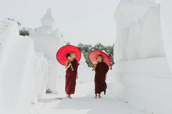 MANDALAY, HSINBYUME PAGODA, MYANMAR. 1 марта 2019 года. Дети м — стоковое фото