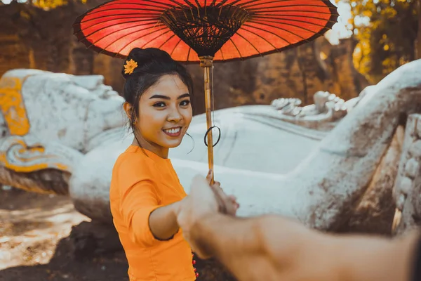 Mulher bonita com Birmânia vestido tradicional de Myanmar visiti — Fotografia de Stock