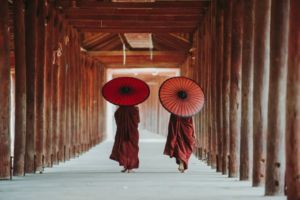 Yerel küçük Budist rahipler portresi. İçinde Myanmar çocuk s — Stok fotoğraf