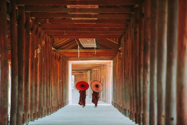 Retrato de monges budistas locais. Em Mianmar crianças s — Fotografia de Stock