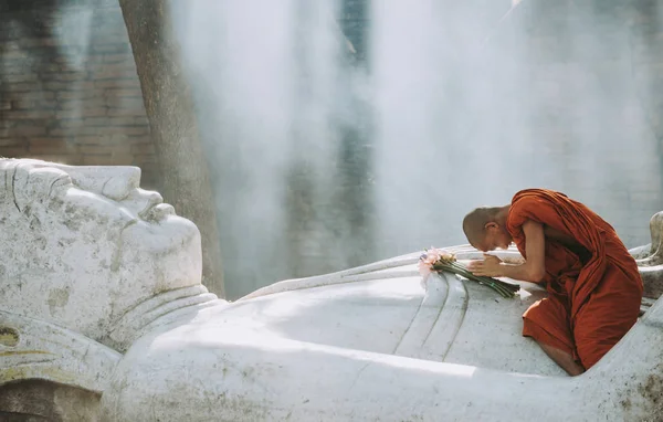 Mandalay, Myanmar. 2 maart 2019. Kinderen Monk Cleaning en p — Stockfoto