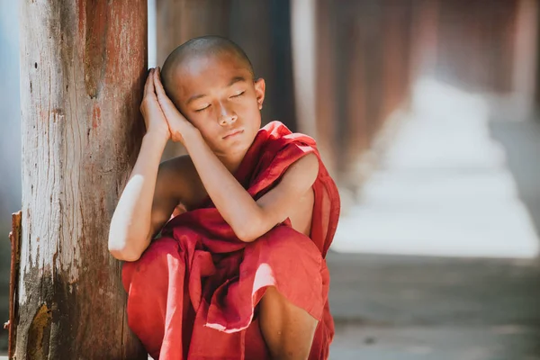 Bagan, Myanmar. 28 februari 2019. Portret van de lokale kleine Bu — Stockfoto