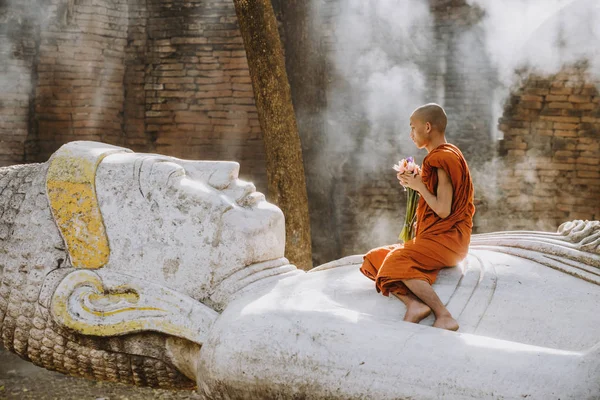만달레이, 미얀마 . 2019년 3월 2일. 어린이 승려 청소 및 p — 스톡 사진