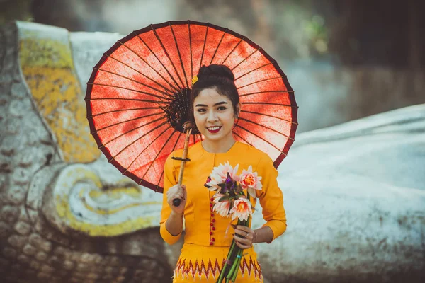 Belle femme avec robe traditionnelle birmane de Myanmar visiti — Photo