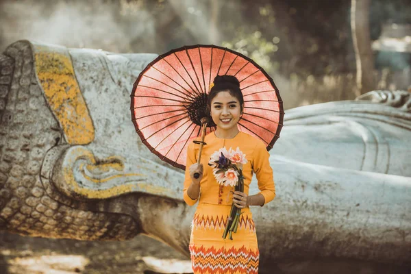 Belle femme avec robe traditionnelle birmane de Myanmar visiti — Photo