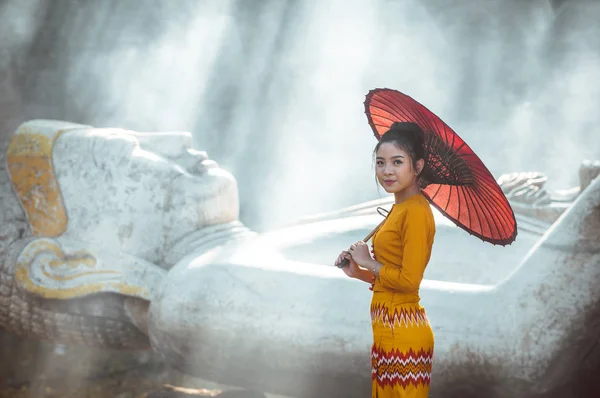 Belle femme avec robe traditionnelle birmane de Myanmar visiti — Photo
