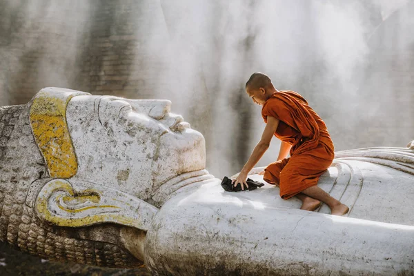 Mandalay, Myanmar. 2 maart 2019. Kinderen Monk Cleaning en p — Stockfoto