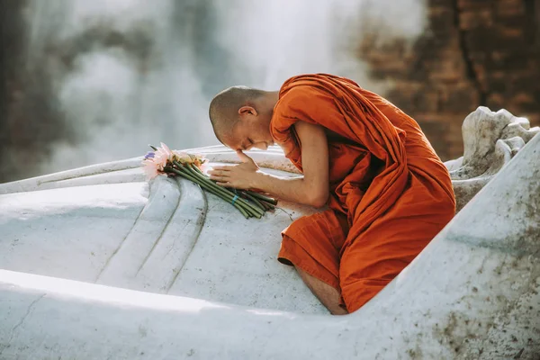 Mandalay, Myanmar. 2 marca 2019. Dzieci mnich sprzątanie i p — Zdjęcie stockowe