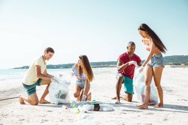 Plaj plastik atık toplama aktivistler grup arkadaşları