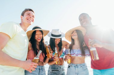 Arkadaş grubu sahilde birlikte kutlamak zaman harcama