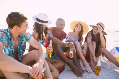 Arkadaş grubu sahilde birlikte kutlamak zaman harcama