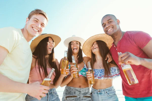 Grupo de amigos que passam tempo na praia juntos comemorando — Fotografia de Stock