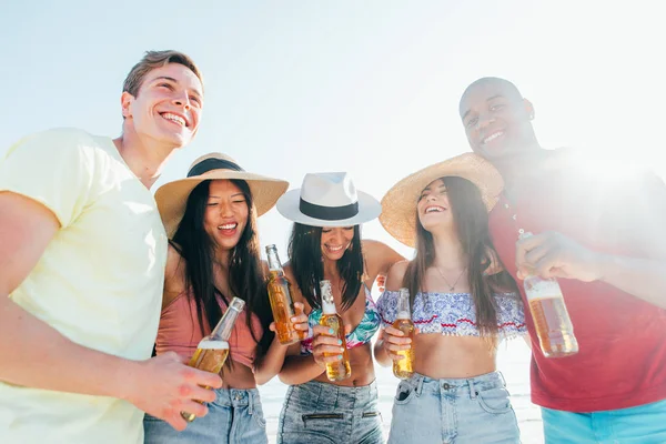 Arkadaş grubu sahilde birlikte kutlamak zaman harcama