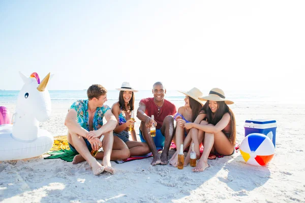 Grupo de amigos que passam tempo na praia juntos comemorando — Fotografia de Stock