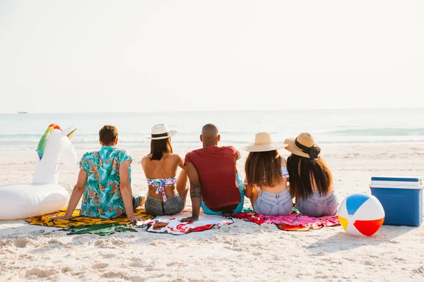 Μια ομάδα φίλων που ξοδεύουν χρόνο στην παραλία και γιορτάζουν μαζί — Φωτογραφία Αρχείου