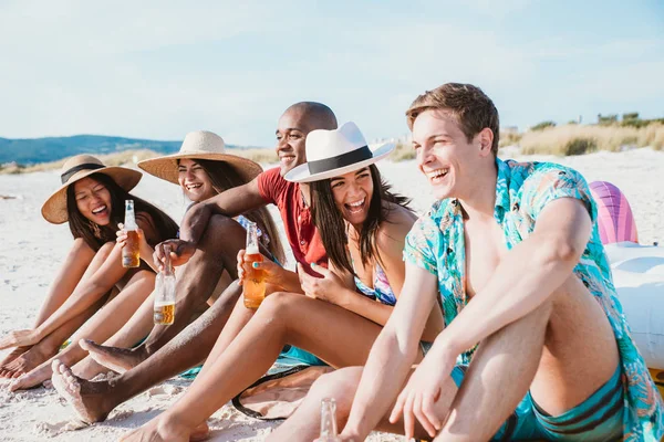 Grupa przyjaciół spędza czas na plaży razem świętować — Zdjęcie stockowe