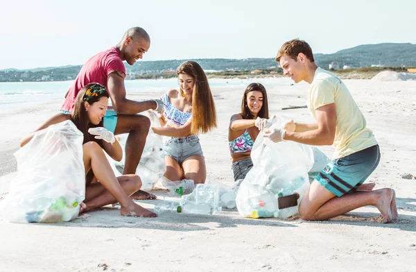 Plaj plastik atık toplama aktivistler grup arkadaşları