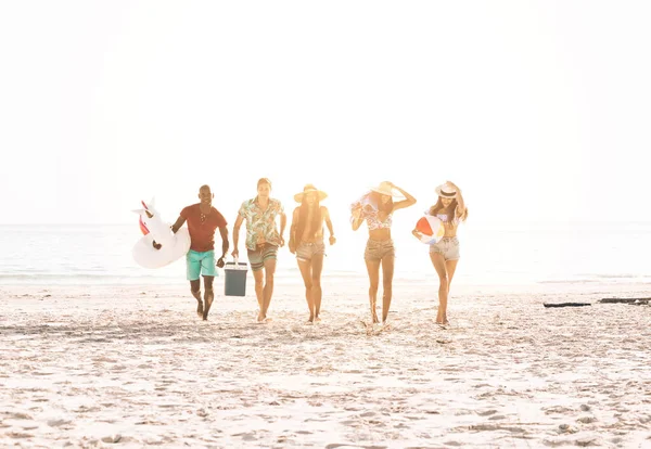 Group of friends spending time on the beach together celebrating — Stock Photo, Image