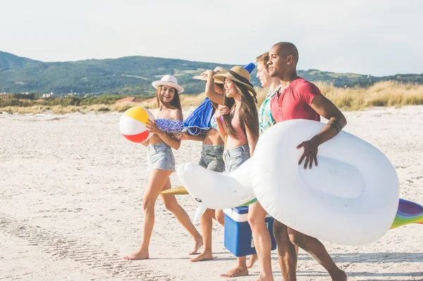 Grupo de amigos que passam tempo na praia juntos comemorando — Fotografia de Stock