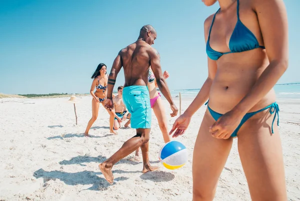 Groep vrienden tijd doorbrengen op het strand samen vieren — Stockfoto