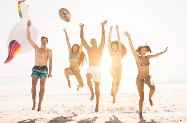 Grupo de amigos que passam tempo na praia juntos comemorando — Fotografia de Stock