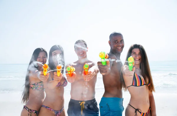 Grupo de amigos que passam tempo na praia juntos comemorando — Fotografia de Stock