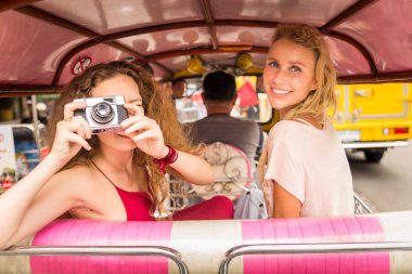 Bangkok, Tayland'ı keşfeden turistler
